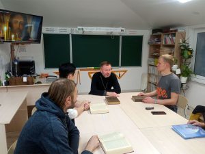 Иерей Владимир Левичев проводит занятие воскресной школы для взрослых